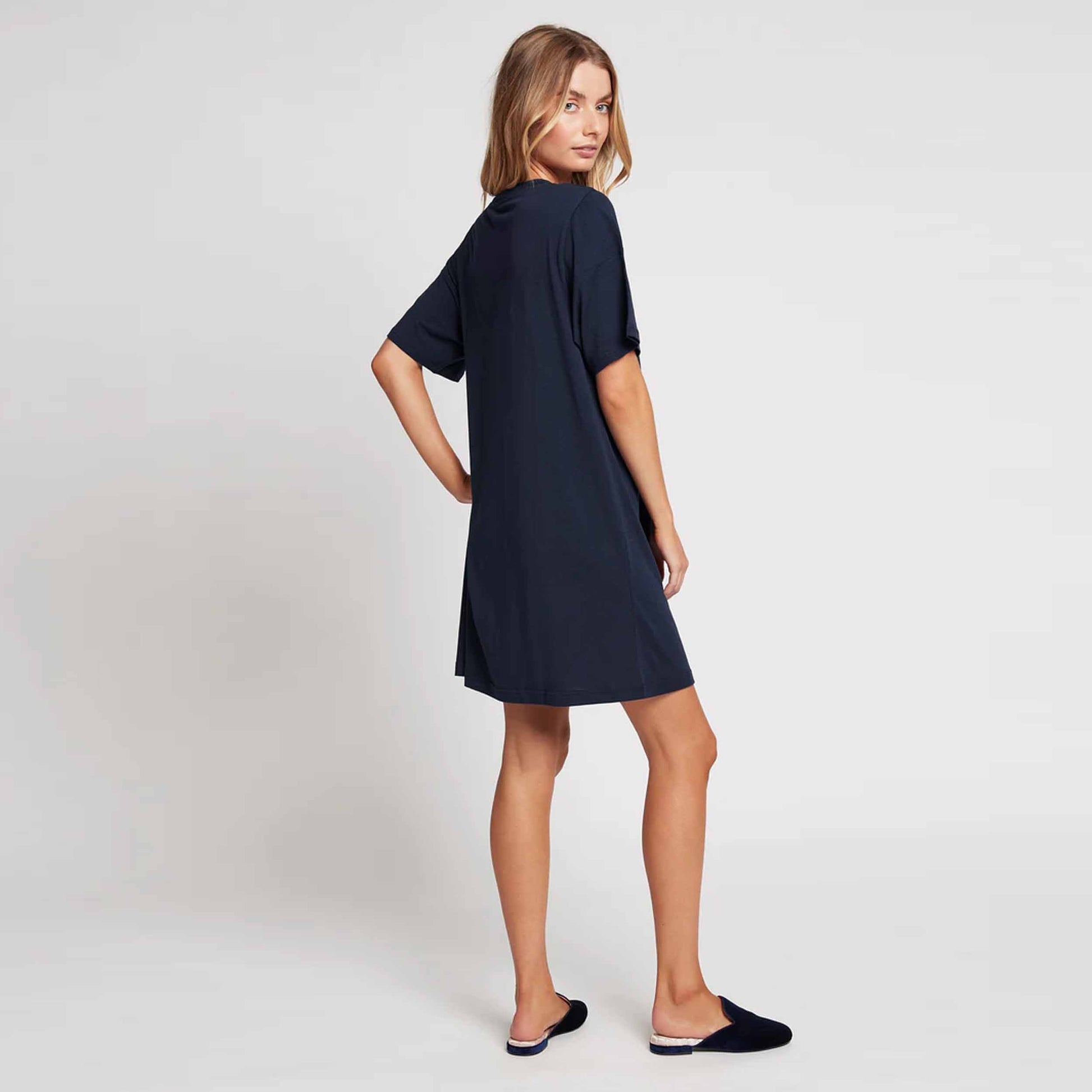  a black side view long  tshirt