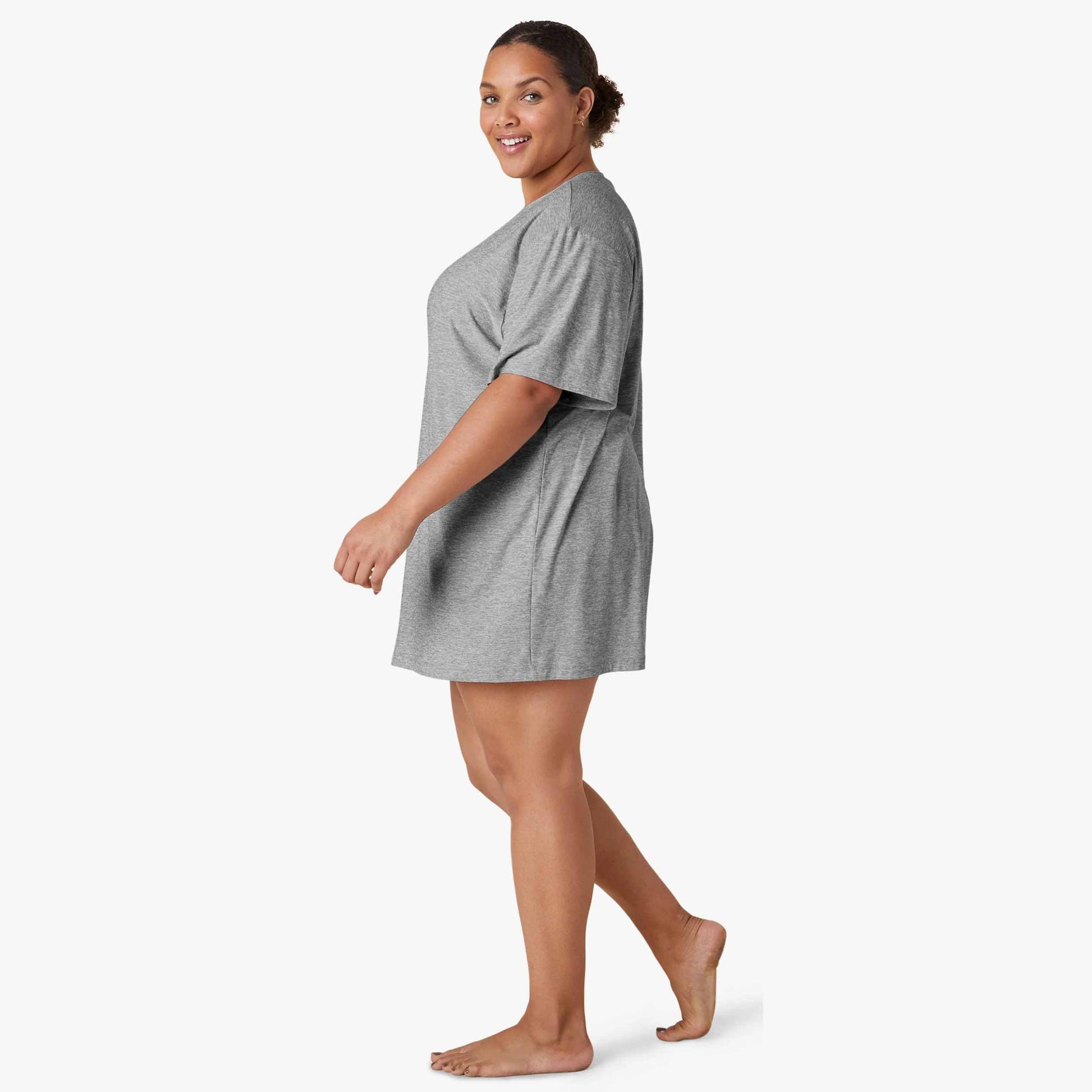  wearing a gray long tshirt 